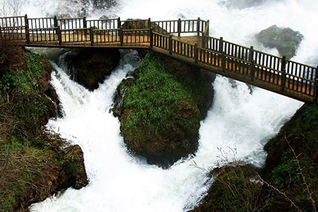 آبشار سیزیر, مسیر رفتن به آبشار سیزیر, پل چوبی در آبشار سیزیر