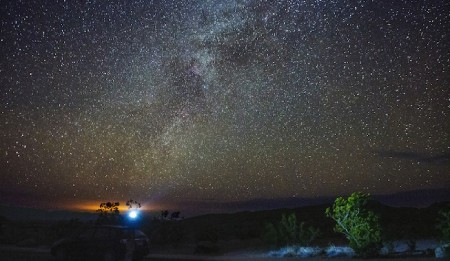 دلایل مختلف برای تاریکی آسمان شب