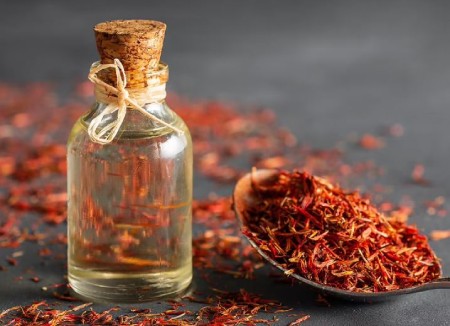 فواید استفاده از روغن گلرنگ برای پوست