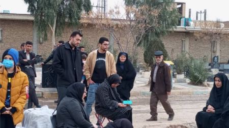 علیرضا عباسی بر سر مزار عرفان برادر زادش