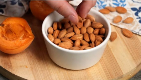 هسته زردآلو, بو دادن هسته زردآلو