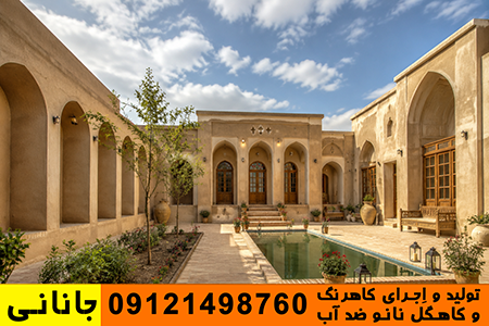 این تصویر فضای یک قهوه‌خانه سنتی ایرانی با دیوارهای کاهگلی و اجرای کاهرنگ را نشان می‌دهد و برای مقالات مرتبط با طراحی سنتی، بازسازی و نمای کاهگل بسیار کاربردی است.
